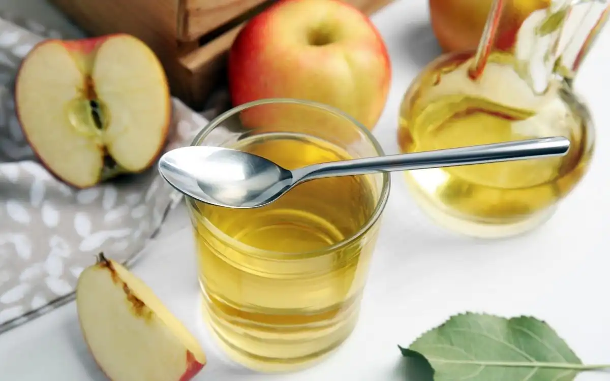 vaso con vinagre de manzana diluido, estilo fotografía natural